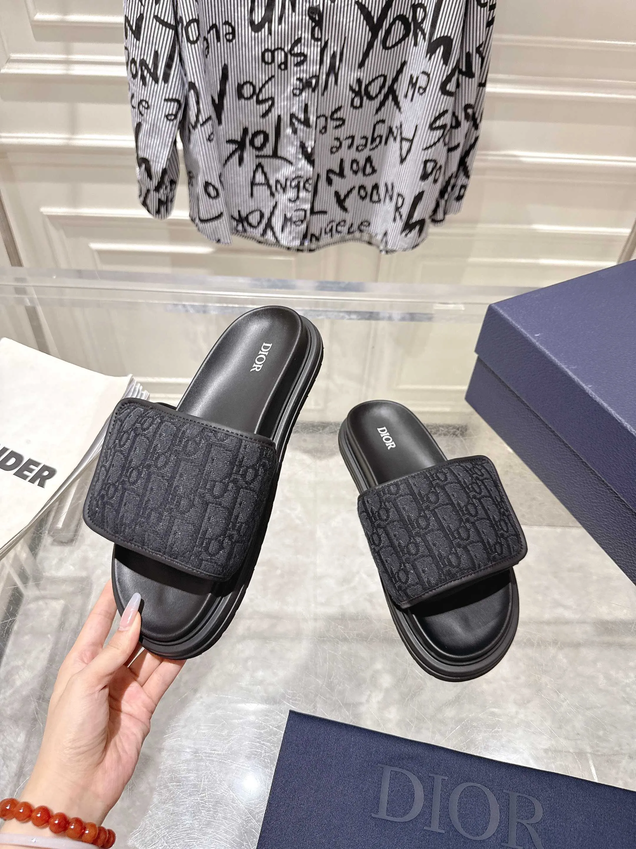 👟👟Ex-factory price 420👟👟 #Men's top version 𝐃𝐈𝐎𝐑# Dior's new men's summer slippers 🔥Purchase the original development Alias ​​sandals are new products in 2024. They are a leisurely and exquisite work. The upper is made of imported denim ➕ calfskin 🔥 Original molded rubber outsole provides the best comfort 🔥 ✔️Size: #38-46